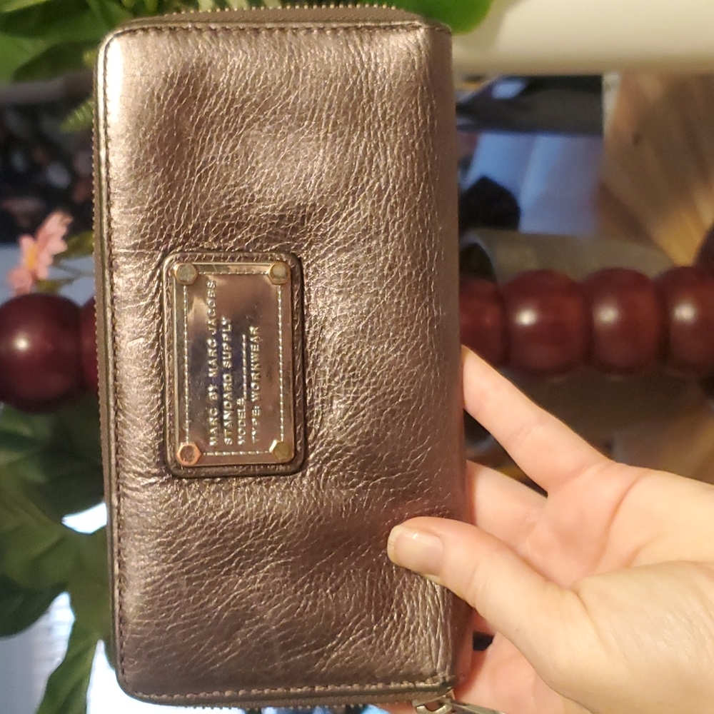 MARC BY MARC JACOBS Classic Q Zip-around Leather Wallet.